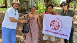 Yayasan Andaru Selaras Sedang Membagikan 200 paket Makanan Kepada Warga (Foto: Umbu Sorung/Savanaparadise.com)