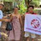 Yayasan Andaru Selaras Sedang Membagikan 200 paket Makanan Kepada Warga (Foto: Umbu Sorung/Savanaparadise.com)