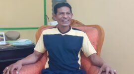 Kepala Badan Kesatuan Bangsa dan Politik (Kesbangpol) Kabupaten TTU, Thelemitro R. Kapitan Saat Dijumpai Savanaparadise.com di Ruang Kerjanya (Foto: Yuven Abi)