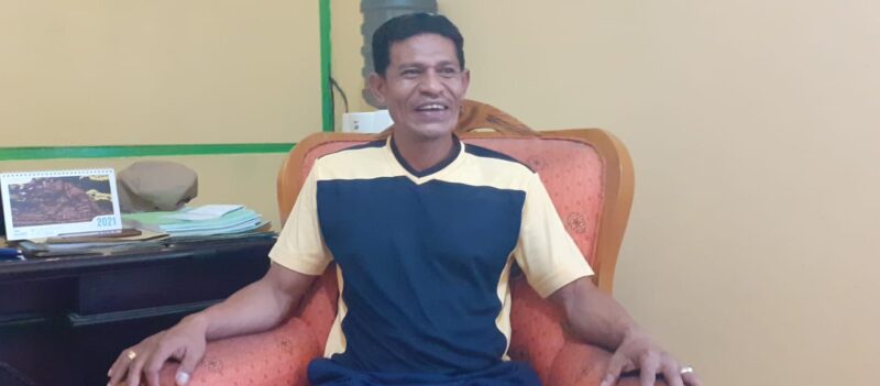 Kepala Badan Kesatuan Bangsa dan Politik (Kesbangpol) Kabupaten TTU, Thelemitro R. Kapitan Saat Dijumpai Savanaparadise.com di Ruang Kerjanya (Foto: Yuven Abi)