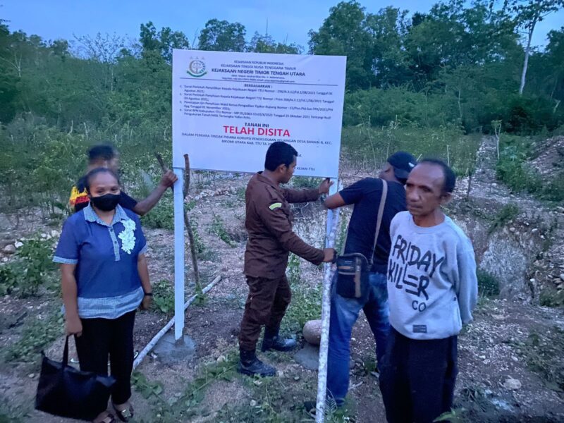 Suasana Penyitaan Aset Mantan Kades Banain B Oleh Tim Penyidik Kejaksaan Negeri TTU (Foto: Yuven Abi/Savanaparadise.com)