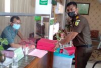 Pelimpahan Berkas Perkara Kasus Dugaan Korupsi Dana Desa Makun Oleh Kasi Pidsus Kejari TTU ke PN Kupang (Foto: Yuven Abi/Savanaparadise.com)