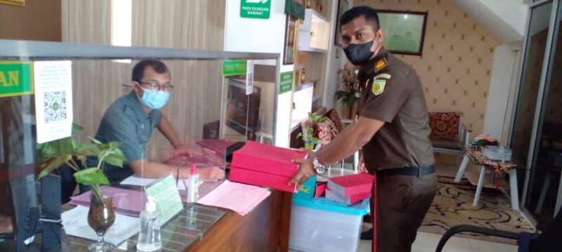 Pelimpahan Berkas Perkara Kasus Dugaan Korupsi Dana Desa Makun Oleh Kasi Pidsus Kejari TTU ke PN Kupang (Foto: Yuven Abi/Savanaparadise.com)