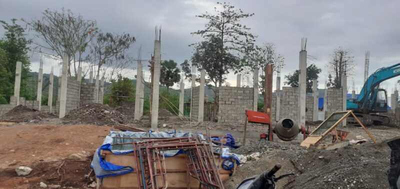 Lokasi Proyek Pembangunan Puskesmas Mamsena Yang Terancam Molor (Foto: Yuven Abi/Savanaparadise.com)
