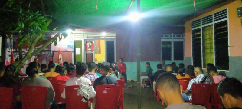 Calon Anggota GMNI Cabang Ende Sedang Mendengarkan Materi Pada Saat Kegiatan SELA, Kamis 11 November 2021 (Foto: Chen Rasi/Savanaparadise.com)