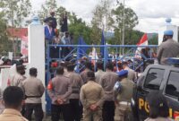 Massa Aksi dari Kelompok Cipayung TTU sedang melakukan Orasi di depan Gerbang DPRD TTU