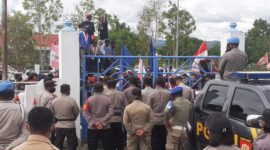 Massa Aksi dari Kelompok Cipayung TTU sedang melakukan Orasi di depan Gerbang DPRD TTU