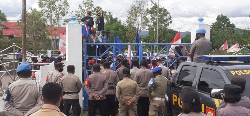 Massa Aksi dari Kelompok Cipayung TTU sedang melakukan Orasi di depan Gerbang DPRD TTU
