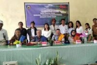 Pose Bersama Ikatan Keluarga Alumni (IKA) Unitri Malang di Sumba Tengah (Foto: Umbu Sorung/Savanaparadise.com)