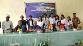 Pose Bersama Ikatan Keluarga Alumni (IKA) Unitri Malang di Sumba Tengah (Foto: Umbu Sorung/Savanaparadise.com)