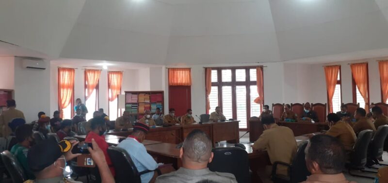 Suasana Dialog Antara Pemda TTU, DPRD TTU dan Aliansi Cipayung TTU terkait persoalan Perda RPJMD (Foto: Yuven Abi/Savanaparadise.com)