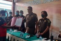 Permabi TTU, saat menyerahkan Pernyataan Sikap Kepada Kajari TTU Roberth J. Lambila, SH.MH (Foto: Yuven Abi/Savanaparadise.com)