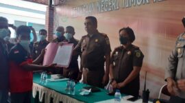 Permabi TTU, saat menyerahkan Pernyataan Sikap Kepada Kajari TTU Roberth J. Lambila, SH.MH (Foto: Yuven Abi/Savanaparadise.com)