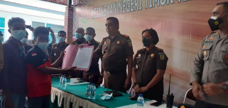 Permabi TTU, saat menyerahkan Pernyataan Sikap Kepada Kajari TTU Roberth J. Lambila, SH.MH (Foto: Yuven Abi/Savanaparadise.com)