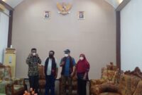 Direktur Unit Program Belajar Jarak Jauh Universitas Terbuka (UPBJJ-UT) Kupang, Yos Sudarso Saat Bertemu Bupati Djafar di Rumah Jabatan (Istimewa)