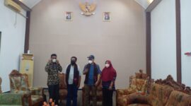 Direktur Unit Program Belajar Jarak Jauh Universitas Terbuka (UPBJJ-UT) Kupang, Yos Sudarso Saat Bertemu Bupati Djafar di Rumah Jabatan (Istimewa)