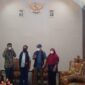 Direktur Unit Program Belajar Jarak Jauh Universitas Terbuka (UPBJJ-UT) Kupang, Yos Sudarso Saat Bertemu Bupati Djafar di Rumah Jabatan (Istimewa)