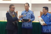Foto bersama antara Duta besar Timor Leste untuk Indonesia Filomeno Aleixo Da Cruz dengan Bupati TTU Drs. Djuandi David dan wakil Bupati Drs. Eusabius Binsasi (Foto: Yuven Abi/Savanaparadise.com)