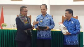 Foto bersama antara Duta besar Timor Leste untuk Indonesia Filomeno Aleixo Da Cruz dengan Bupati TTU Drs. Djuandi David dan wakil Bupati Drs. Eusabius Binsasi (Foto: Yuven Abi/Savanaparadise.com)