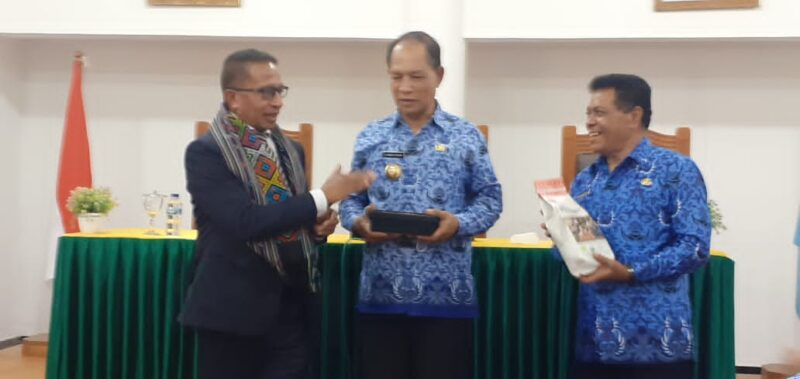Foto bersama antara Duta besar Timor Leste untuk Indonesia Filomeno Aleixo Da Cruz dengan Bupati TTU Drs. Djuandi David dan wakil Bupati Drs. Eusabius Binsasi (Foto: Yuven Abi/Savanaparadise.com)