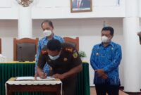 Penandatanganan MOU Pengamanan Aset Daerah oleh Bupati TTU Drs. Djuandi David dan Kajari TTU Roberth J. Lambila, SH.MH (Foto: Yuven Abi/Savanaparadise.com)