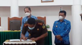 Penandatanganan MOU Pengamanan Aset Daerah oleh Bupati TTU Drs. Djuandi David dan Kajari TTU Roberth J. Lambila, SH.MH (Foto: Yuven Abi/Savanaparadise.com)