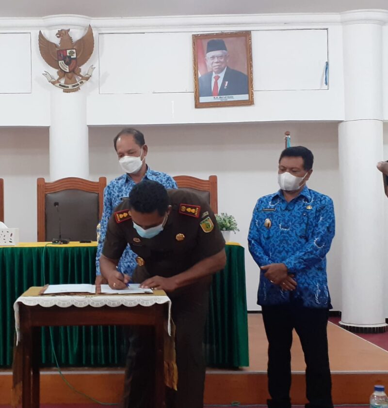 Penandatanganan MOU Pengamanan Aset Daerah oleh Bupati TTU Drs. Djuandi David dan Kajari TTU Roberth J. Lambila, SH.MH (Foto: Yuven Abi/Savanaparadise.com)