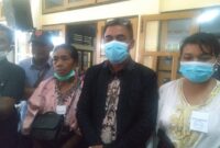 Wakil Bupati Terpilih, Erikos Emanuel Rede (Tengah), yang diapit oleh Ibunda dan Istrinya Usai Memberikan Keterangan Pers Kepada Sejumlah Awak Media, Kamis 11 November 2021 (Foto: Chen Rasi/Savanaparadise.com)