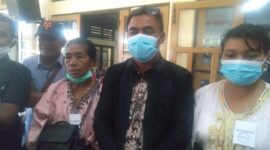 Wakil Bupati Terpilih, Erikos Emanuel Rede (Tengah), yang diapit oleh Ibunda dan Istrinya Usai Memberikan Keterangan Pers Kepada Sejumlah Awak Media, Kamis 11 November 2021 (Foto: Chen Rasi/Savanaparadise.com)
