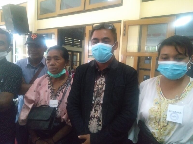 Wakil Bupati Terpilih, Erikos Emanuel Rede (Tengah), yang diapit oleh Ibunda dan Istrinya Usai Memberikan Keterangan Pers Kepada Sejumlah Awak Media, Kamis 11 November 2021 (Foto: Chen Rasi/Savanaparadise.com)