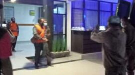 Mantan Kades Naikake B Hermenegildus Tob, Saat Ditetapkan Sebagai Tersangka Dugaan Korupsi Dana Desa Naikake (Foto: Yuven Abi/Savanaparadise.com)