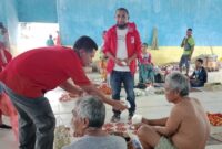 Ketua DPD PSI Kabupaten TTU, Yanuarius To Saat Membagikan Nasi Kotak Bagi Pedagang di Pasar Lama Kefamenanu, Senin 08 November 2021(Foto: Yuven Abi/Savanaparadise.com)