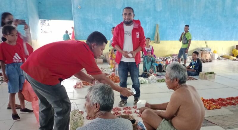 Ketua DPD PSI Kabupaten TTU, Yanuarius To Saat Membagikan Nasi Kotak Bagi Pedagang di Pasar Lama Kefamenanu, Senin 08 November 2021(Foto: Yuven Abi/Savanaparadise.com)