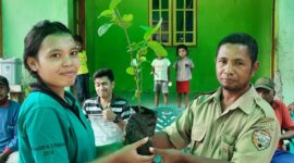 Koordinator Kegiatan Penghijauan Iryana Ugat Menyerahkan Anakan Pohon Kepada Aparat Desa Tenda Ondo (Foto: Istimewa)