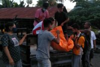 Evakuasi Jenazah Korban dari Mobil Menuju Rumah Duka di RT.10/RW.004 (Foto: Chen Rasi/Savanaparadise.com)