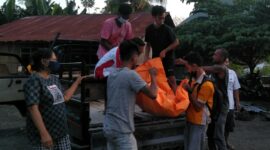 Evakuasi Jenazah Korban dari Mobil Menuju Rumah Duka di RT.10/RW.004 (Foto: Chen Rasi/Savanaparadise.com)