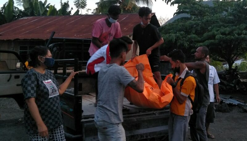 Evakuasi Jenazah Korban dari Mobil Menuju Rumah Duka di RT.10/RW.004 (Foto: Chen Rasi/Savanaparadise.com)