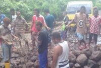 Masyarakat Desa Riangpadu Flotim Sedang Memperbaiki Kondisi Badan Jalan di Kali Waigolo yang Putus Akibat Banjir (Foto: Platos Ama Hurung/Savanaparadise.com)