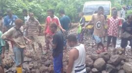 Masyarakat Desa Riangpadu Flotim Sedang Memperbaiki Kondisi Badan Jalan di Kali Waigolo yang Putus Akibat Banjir (Foto: Platos Ama Hurung/Savanaparadise.com)