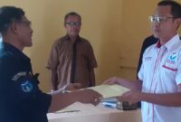Penyerahan Secara Simbolis Bantuan Dana Parpol oleh Kaban Kesbangpol TTU Thelemitro R. Kapitan Kepada Ketua DPD Partai Perindo TTU Roberth Y. Widodo (Foto: Yuven Abi/Savanaparadise.com)