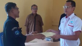 Penyerahan Secara Simbolis Bantuan Dana Parpol oleh Kaban Kesbangpol TTU Thelemitro R. Kapitan Kepada Ketua DPD Partai Perindo TTU Roberth Y. Widodo (Foto: Yuven Abi/Savanaparadise.com)