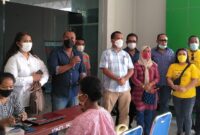 Anggota DPR RI, Melki Laka Lena Memantau Langsung Kegiatan Vaksinasi yang di Gelar Partai Golkar di Puskesmas Rewarangga, Kecamatan Ende Timur, Kabupaten Ende (Foto: Chen Rasi/Savanaparadise.com)