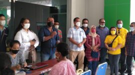 Anggota DPR RI, Melki Laka Lena Memantau Langsung Kegiatan Vaksinasi yang di Gelar Partai Golkar di Puskesmas Rewarangga, Kecamatan Ende Timur, Kabupaten Ende (Foto: Chen Rasi/Savanaparadise.com)