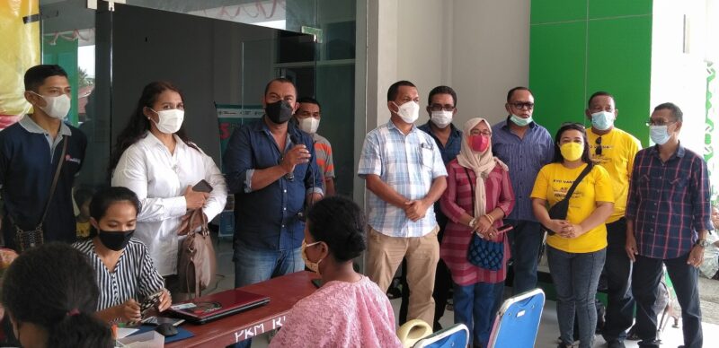 Anggota DPR RI, Melki Laka Lena Memantau Langsung Kegiatan Vaksinasi yang di Gelar Partai Golkar di Puskesmas Rewarangga, Kecamatan Ende Timur, Kabupaten Ende (Foto: Chen Rasi/Savanaparadise.com)