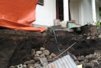 Kondisi Rumah Bapak Wolfgang Mema (54), Warga RT.05/RW.06, Akibat Jebolnya Drainase (Foto: Chen Rasi/Savanaparadise.com)