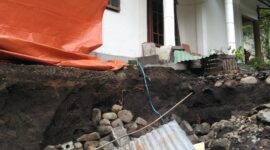 Kondisi Rumah Bapak Wolfgang Mema (54), Warga RT.05/RW.06, Akibat Jebolnya Drainase (Foto: Chen Rasi/Savanaparadise.com)