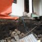 Kondisi Rumah Bapak Wolfgang Mema (54), Warga RT.05/RW.06, Akibat Jebolnya Drainase (Foto: Chen Rasi/Savanaparadise.com)