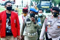 Ketua GMNI Kefamenanu, Francis Cristiano Ratrigis (Merah), Saat Memimpin Aksi (Foto: Yuven Abi/Savanaparadise.com)