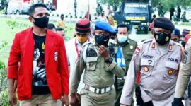 Ketua GMNI Kefamenanu, Francis Cristiano Ratrigis (Merah), Saat Memimpin Aksi (Foto: Yuven Abi/Savanaparadise.com)