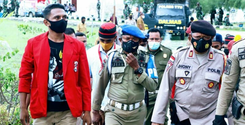 Ketua GMNI Kefamenanu, Francis Cristiano Ratrigis (Merah), Saat Memimpin Aksi (Foto: Yuven Abi/Savanaparadise.com)